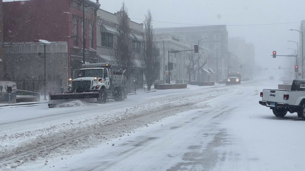 east broadway snow plows jan. 5 at noon (002)