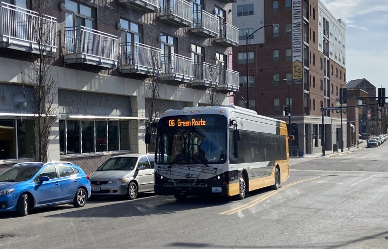 go como green route bus returns to wabash station near east broadway and locust street (002)