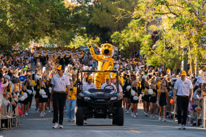 092925 homecomingparade12